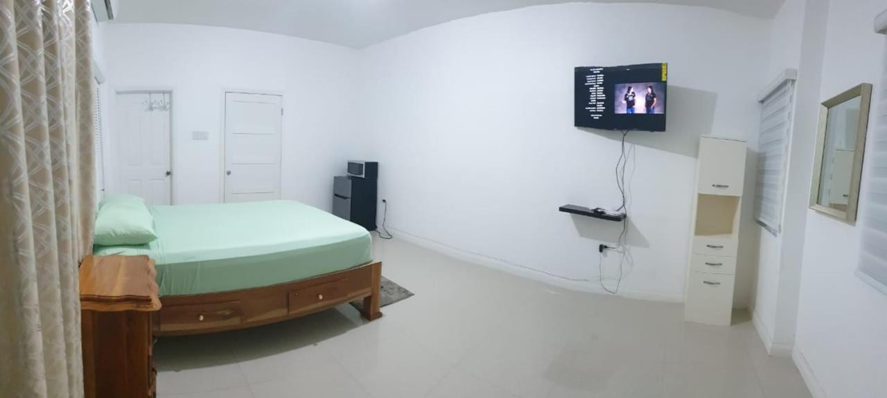 Harloe'S Apartment Кингстън Екстериор снимка