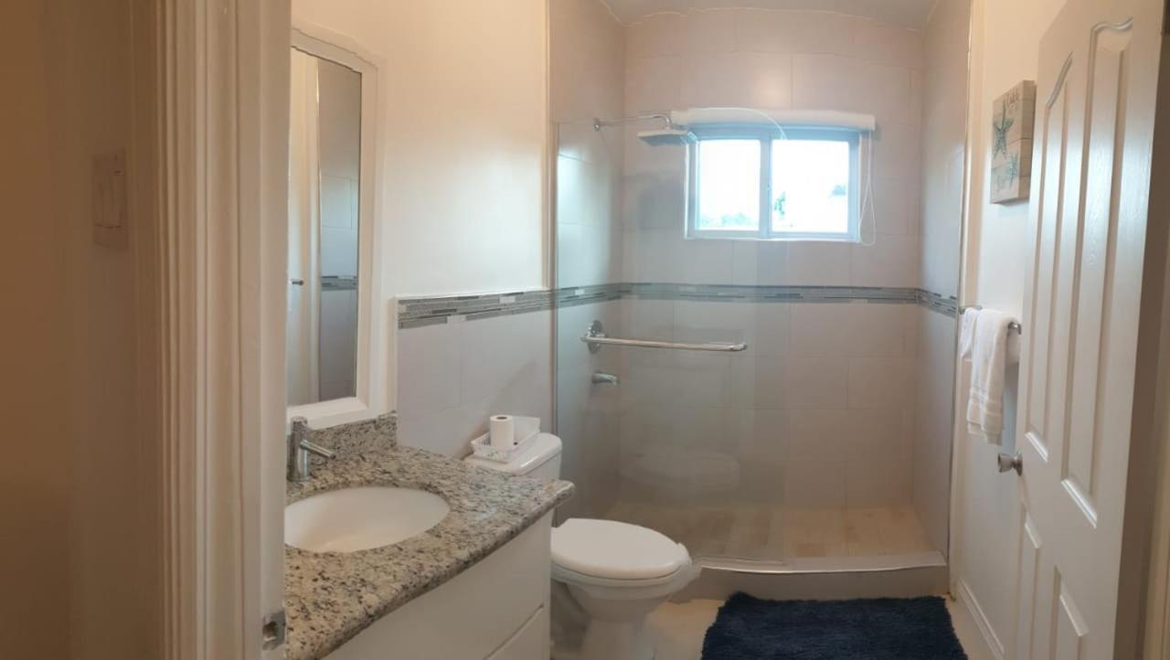 Harloe'S Apartment Кингстън Екстериор снимка